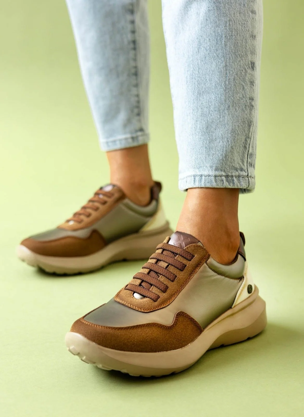 Sneakers με γυαλιστερό ύφασμα - Καφέ - Image 9